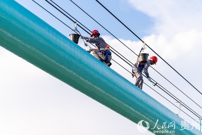 工人们正在涂装大桥。人民网记者 涂敏摄.jpg