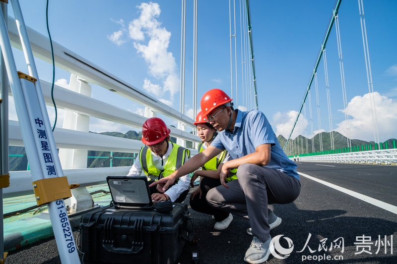 马宗源在大桥上教学生如何使用测量工具。人民网 阳茜摄.jpg