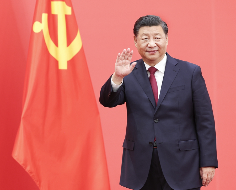 10月23日，刚刚在中国共产党第二十届中央委员会第一次全体会议上当选的中共中央总书记习近平和中共中央政治局常委李强、赵乐际、王沪宁、蔡奇、丁薛祥、李希在北京人民大会堂同采访中共二十大的中外记者亲切见面。这是习近平向在场的中外记者挥手致意。