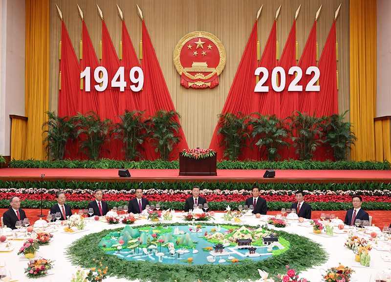 　　9月30日晚，国务院在北京人民大会堂举行国庆招待会，热烈庆祝中华人民共和国成立七十三周年。习近平、李克强、栗战书、汪洋、王沪宁、赵乐际、韩正、王岐山等党和国家领导人与中外人士欢聚一堂，共庆共和国华诞。新华社记者 黄敬文 摄