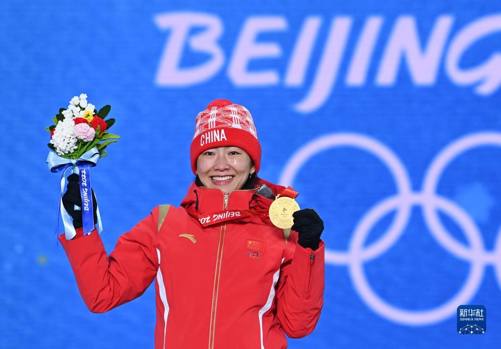 徐梦桃在张家口赛区颁奖广场举行的北京2022年冬奥会自由式滑雪女子空中技巧奖牌颁发仪式上庆祝(2022年2月15日摄)。